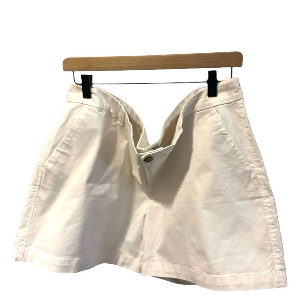 Old Navy White Shorts Size 16‎